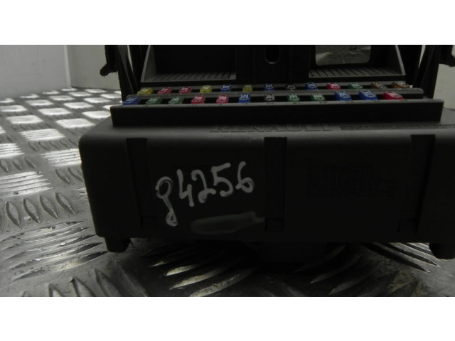 Блок предохранителей  8200190269, G4256   Renault Laguna I    