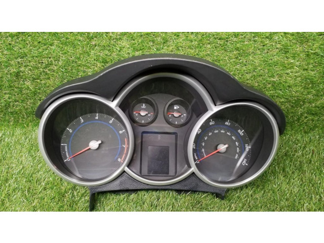 Přístrojová deska Chevrolet Cruze 2011 95472836