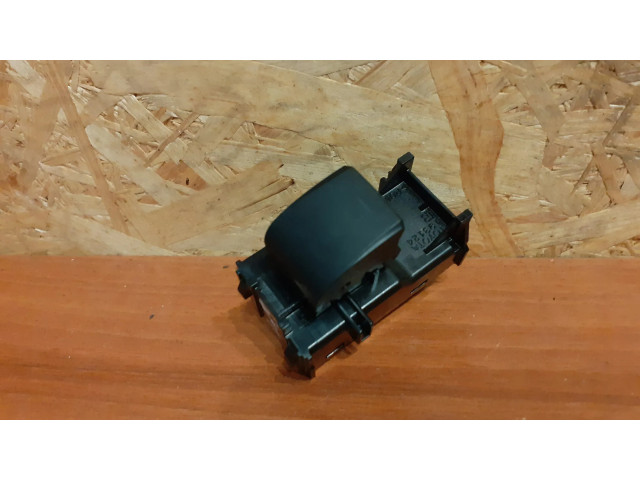 Кнопка крюка в багажнике