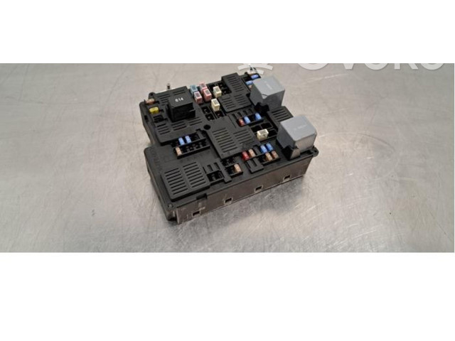 Блок предохранителей  32212299   Volvo XC90    