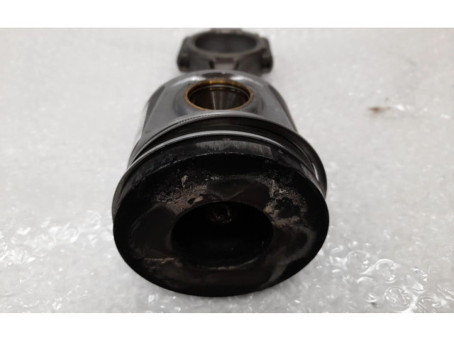  Поршень с шатуном  038J  Volkswagen PASSAT  