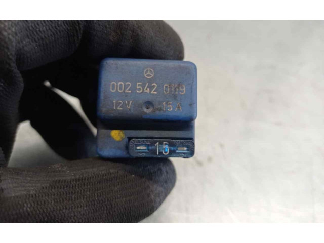 Pojistková skříňka 0025420119 Mercedes-Benz E W124 1995