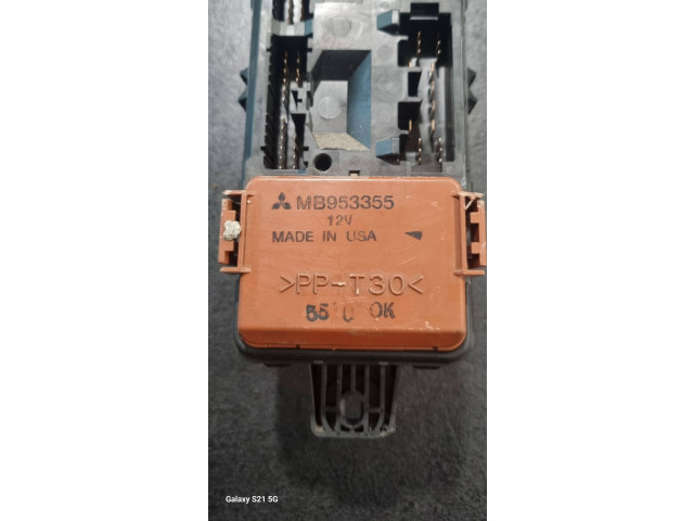 Блок предохранителей MB953355 Mitsubishi Carisma