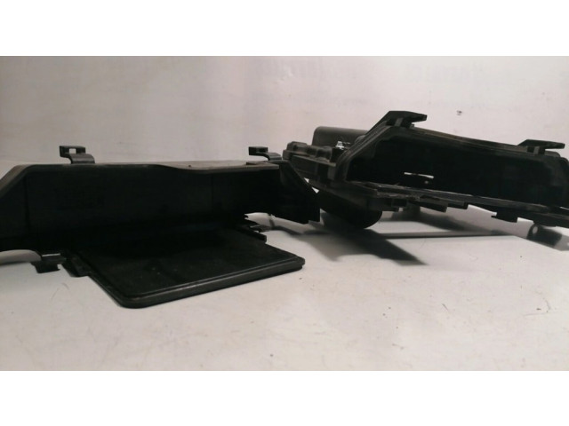 Другая деталь отсека двигателя