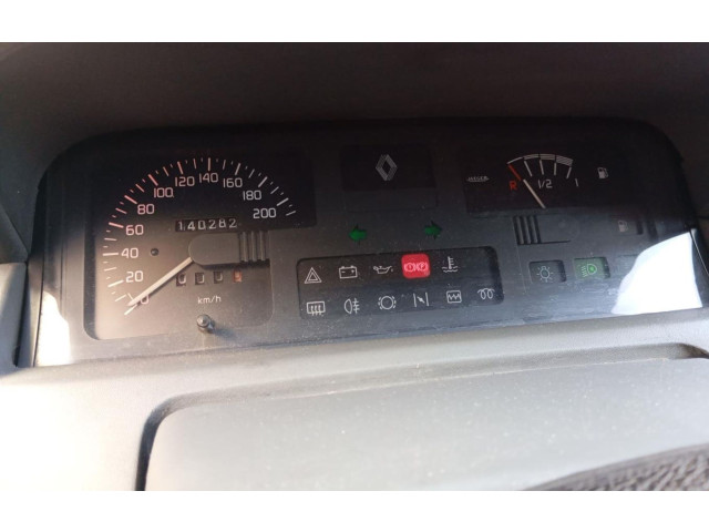 Панель приборов    Renault Clio I       