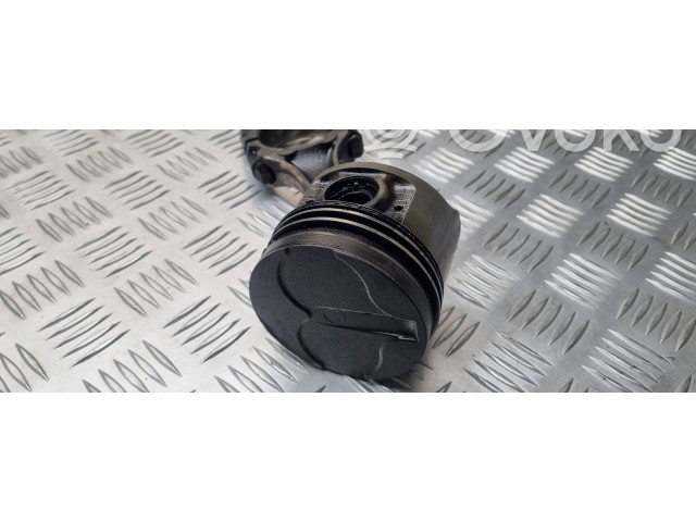 Píst Nissan Primera