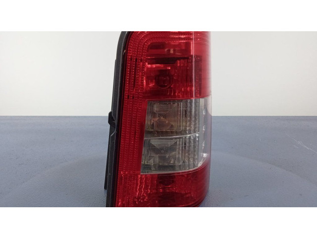 Задний фонарь в кузове