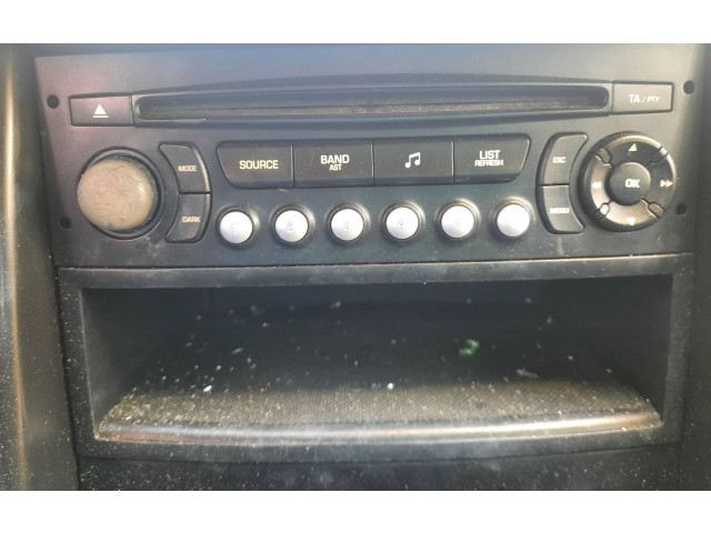 Радио/ проигрыватель CD/DVD / навигация