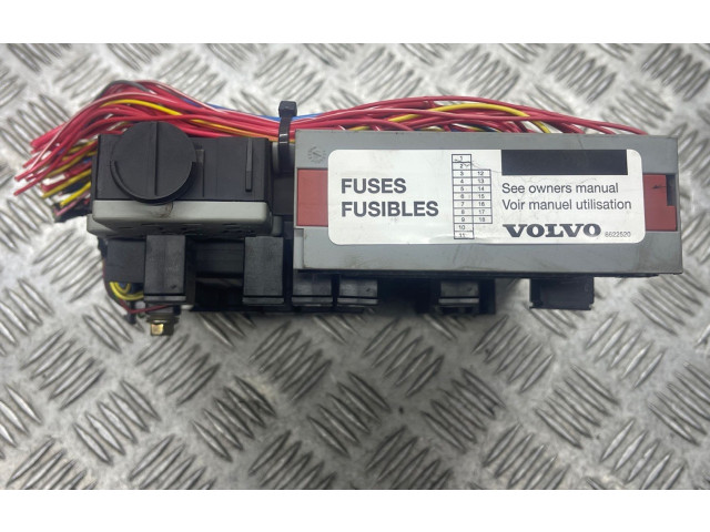 Блок предохранителей  8688153, 02W052   Volvo S80    