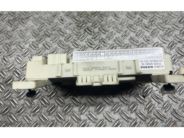 Блок предохранителей 31268178   Volvo V50    