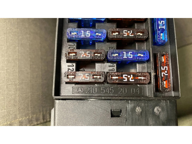 Pojistková skříňka 2105452004 Mercedes-Benz E W210 2002