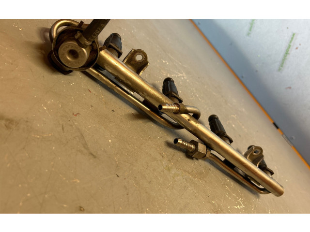 Топливная рампа 06B133681   Audi A6 S6 C5 4B  