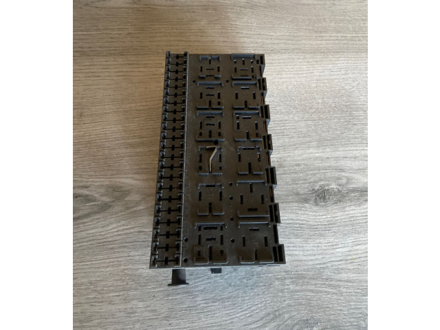 Блок предохранителей  357937039   Volkswagen Golf III    