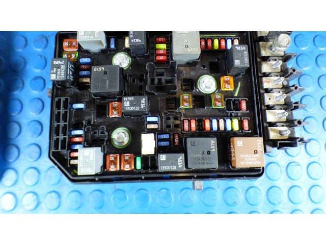 Блок предохранителей 39216535, 812461952 Vauxhall Astra K