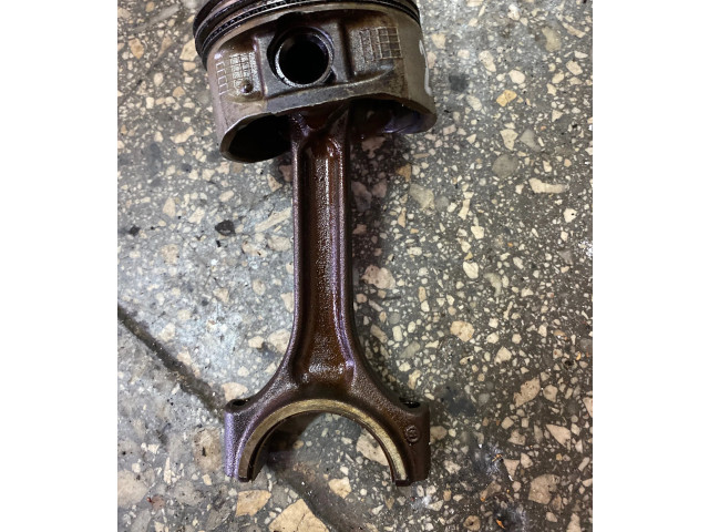 Píst 24520A Volvo XC70