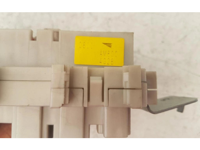 Pojistková skříňka Nissan Murano Z50 2004