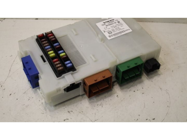 Блок предохранителей 30765624 Volvo V70