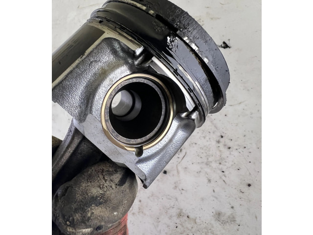 Píst Subaru Outback