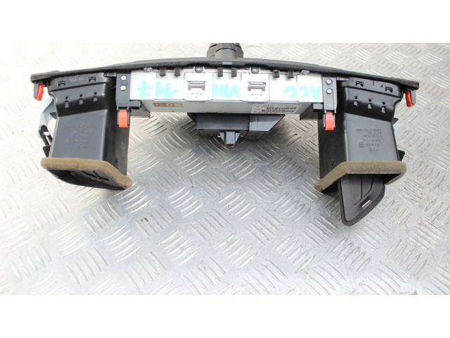 Радио/ проигрыватель CD/DVD / навигация