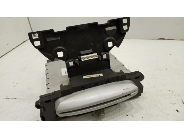 Радио/ проигрыватель CD/DVD / навигация