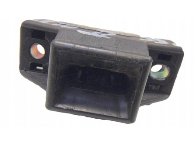 Петля замка багажника