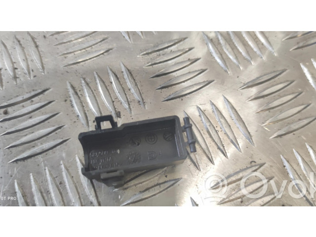 Pojistková skříňka Крышка ящика предохранителей 586509 BMW 2 F22 F23 2016