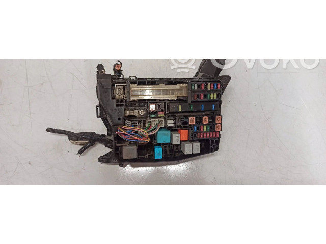 Pojistková skříňka 7379R0A2 Toyota Avensis T270 2012