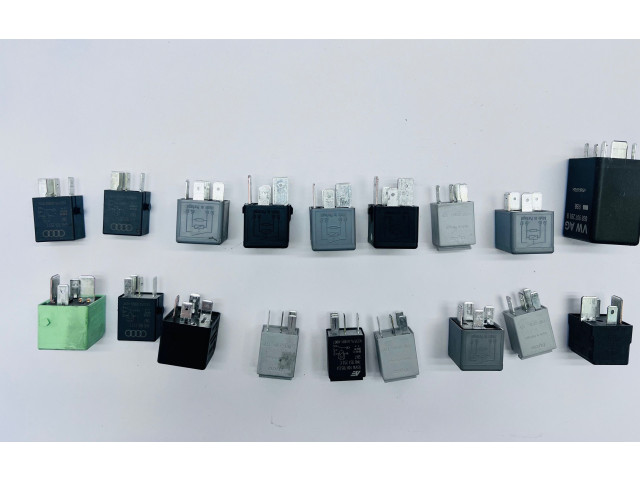   Pojistková skříňka 0281003032, 20141205   Volkswagen Tiguan 2008