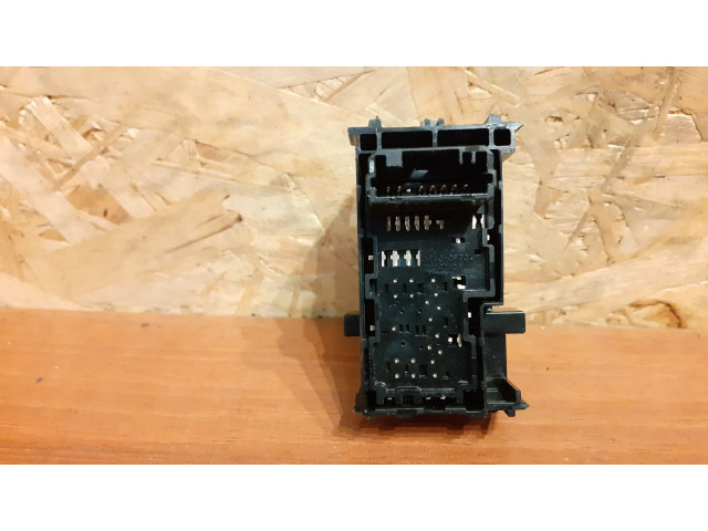 Кнопка крюка в багажнике