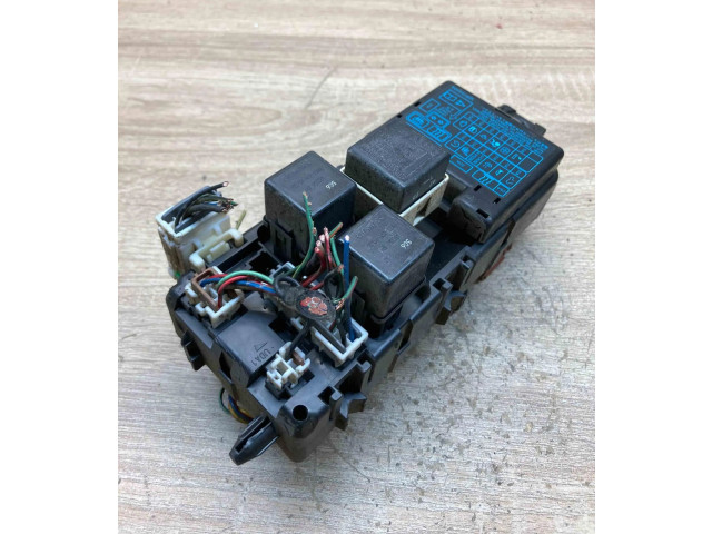 Блок предохранителей MB953355, MR193494   Mitsubishi Carisma    