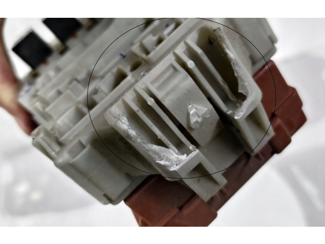 Блок предохранителей Mitsubishi Outlander