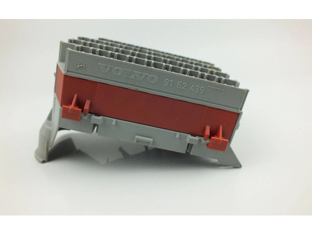 Блок предохранителей  9162439   Volvo V70    