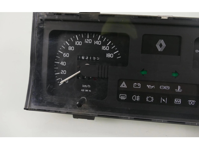 Панель приборов    Renault Clio I       