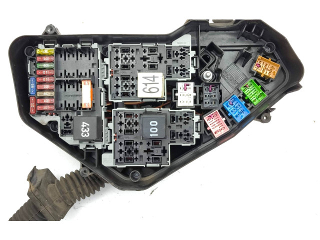 Pojistková skříňka Porsche Cayenne (92A) 2011