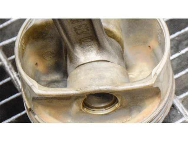 Píst 7838623, 7840918 BMW 5 E60 E61 pro benzínový motor 5.0 S85 B50 A