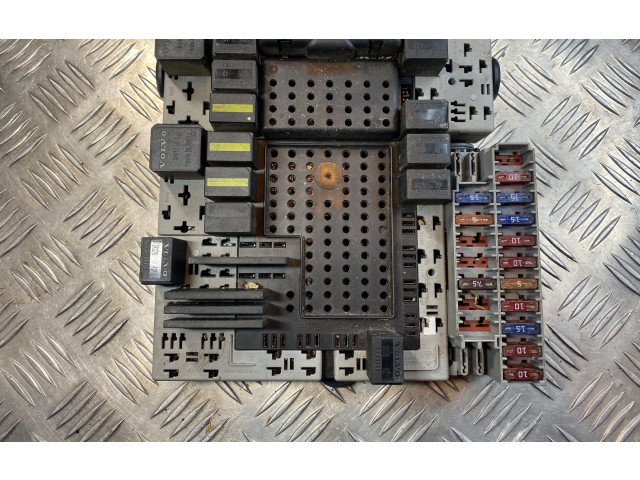 Блок предохранителей  8688153, 02W062   Volvo S80    