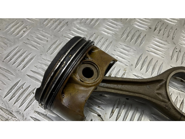 Píst 7 603 480, 11247603480 BMW 7 F01 F02 F03 F04 pro benzínový motor 4.4