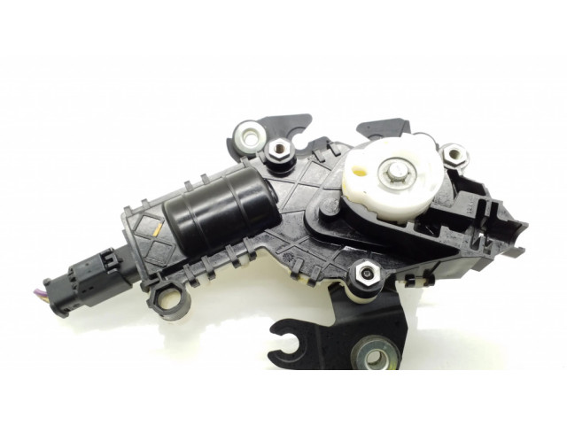 Притягиватель задней крышки