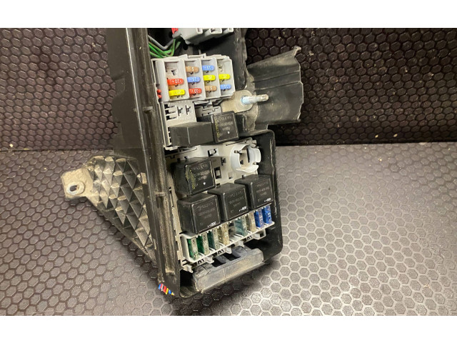 Блок предохранителей 30728132 Volvo S80