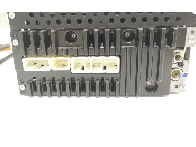 Радио/ проигрыватель CD/DVD / навигация