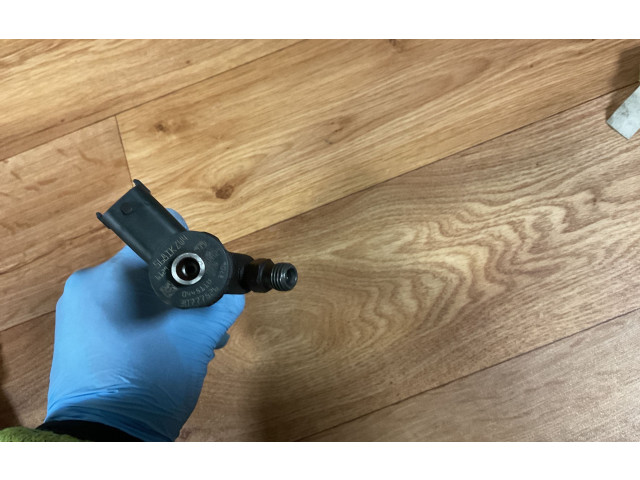 Форсунка 30777526    Volvo V70  D5244T5 