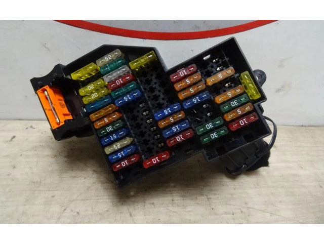 Pojistková skříňka Volkswagen Touareg II 2005