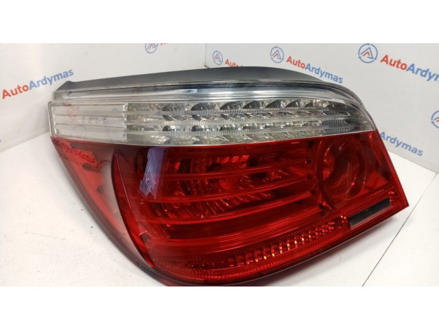 Задний фонарь в кузове