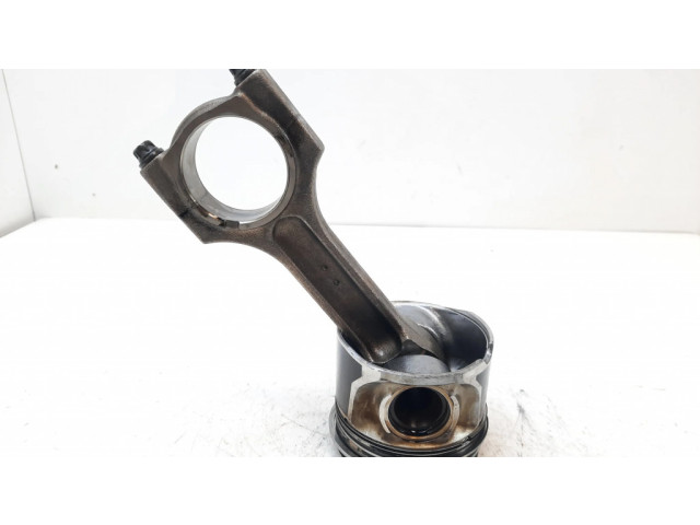 Píst BMW 5 E60 E61 pro naftový motor 2.5 M57D25 (256D2)