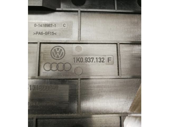 Блок предохранителей  1K0937125D   Volkswagen Caddy    