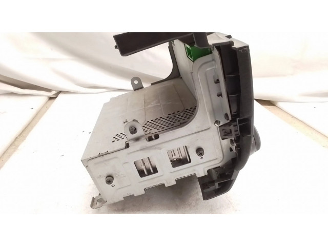 Радио/ проигрыватель CD/DVD / навигация