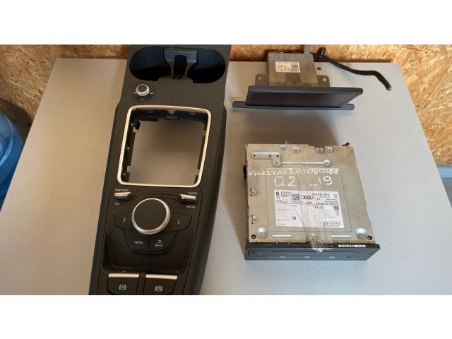 Радио/ проигрыватель CD/DVD / навигация