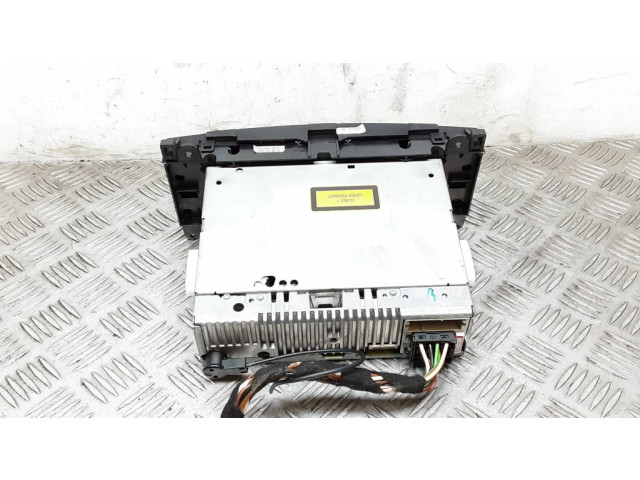 Радио/ проигрыватель CD/DVD / навигация