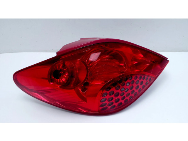 Задний фонарь в кузове