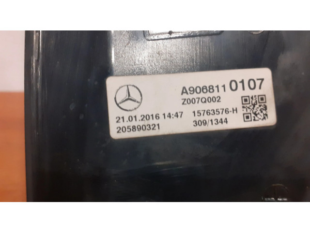 Другая деталь отделки пере́дней дверей